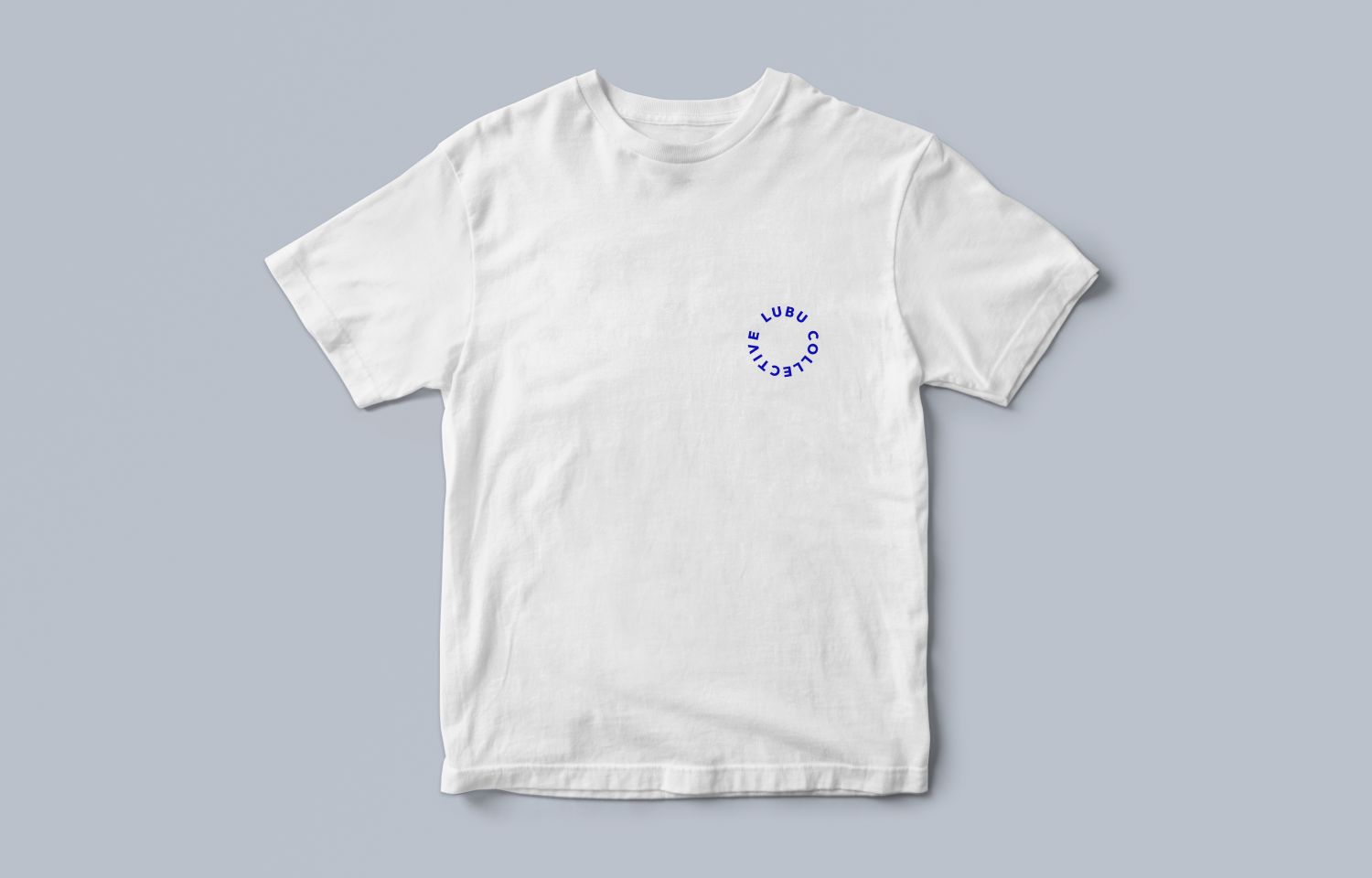 Country Club Tee – Frontansicht mit LUBU COLLECTIVE Schriftzug in Blau