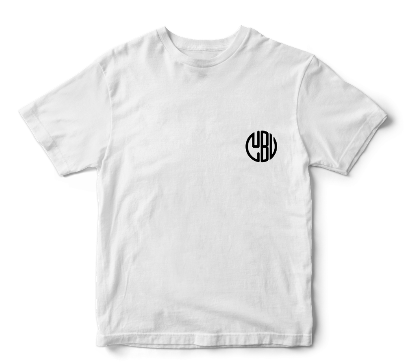 LUBU COLLECTIVE Monogramm Tee – Frontansicht mit Brustprint