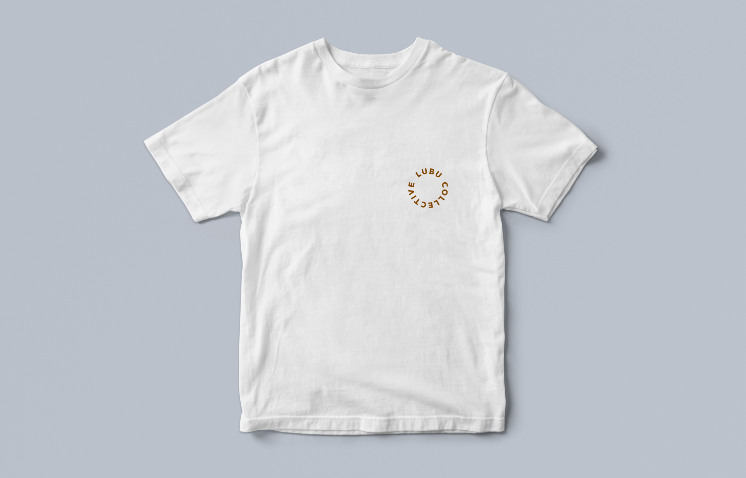 Wochenmarkt Tee – Frontansicht mit LUBU COLLECTIVE Schriftzug in Braun